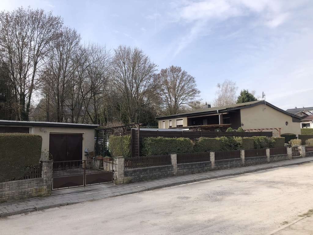Immobilie in Apolda - Freistehendes Einfamilienhaus in beliebter Wohnlage - auf großem Grundstück mit 3 Garagen und Garten - Bild 0