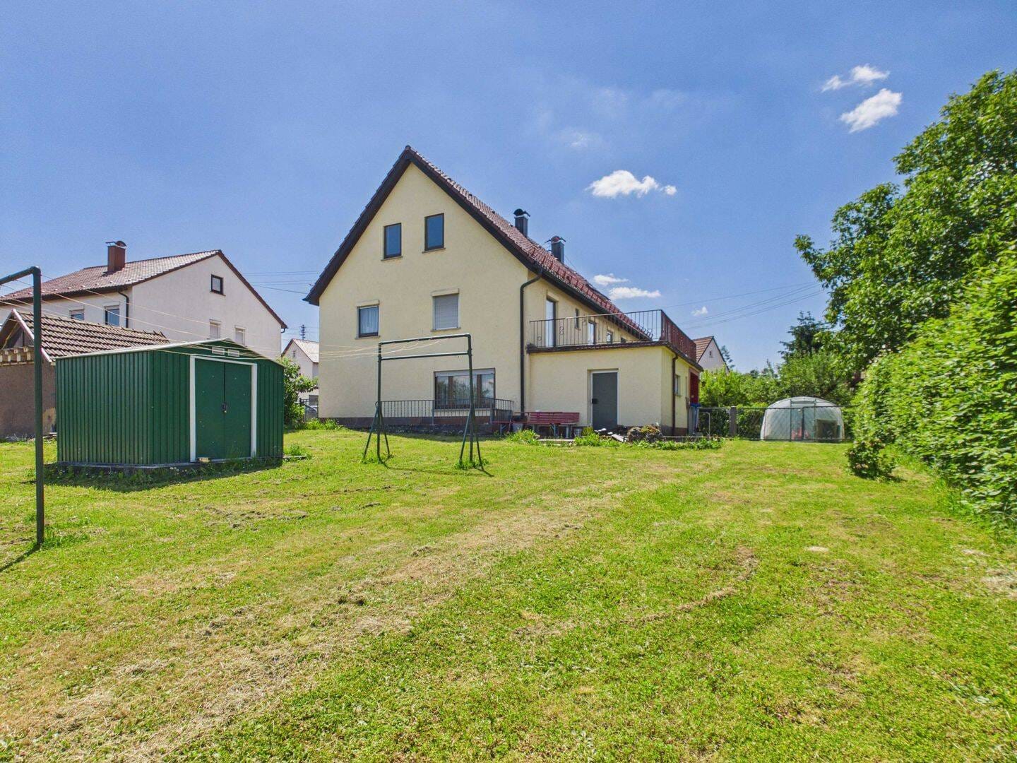 Immobilie in Schwäbisch Gmünd - Günstige Kaufgelegenheit – Zweifamilienhaus mit 1.507 m² Grundstück, 3 Garagen und Bauplatzoption - Bild 0