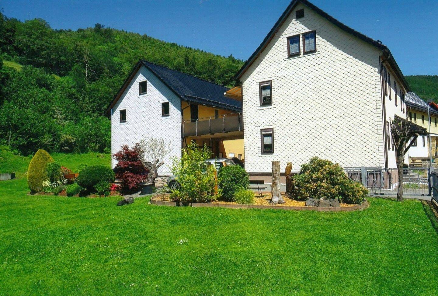 Immobilie in Steinbach-Hallenberg - Modernes Wohnhaus in Stadtrandlage Steinbach-Hallenberg-Wohnen im Grünen-Kaufen und Einziehen !!  - Bild 0