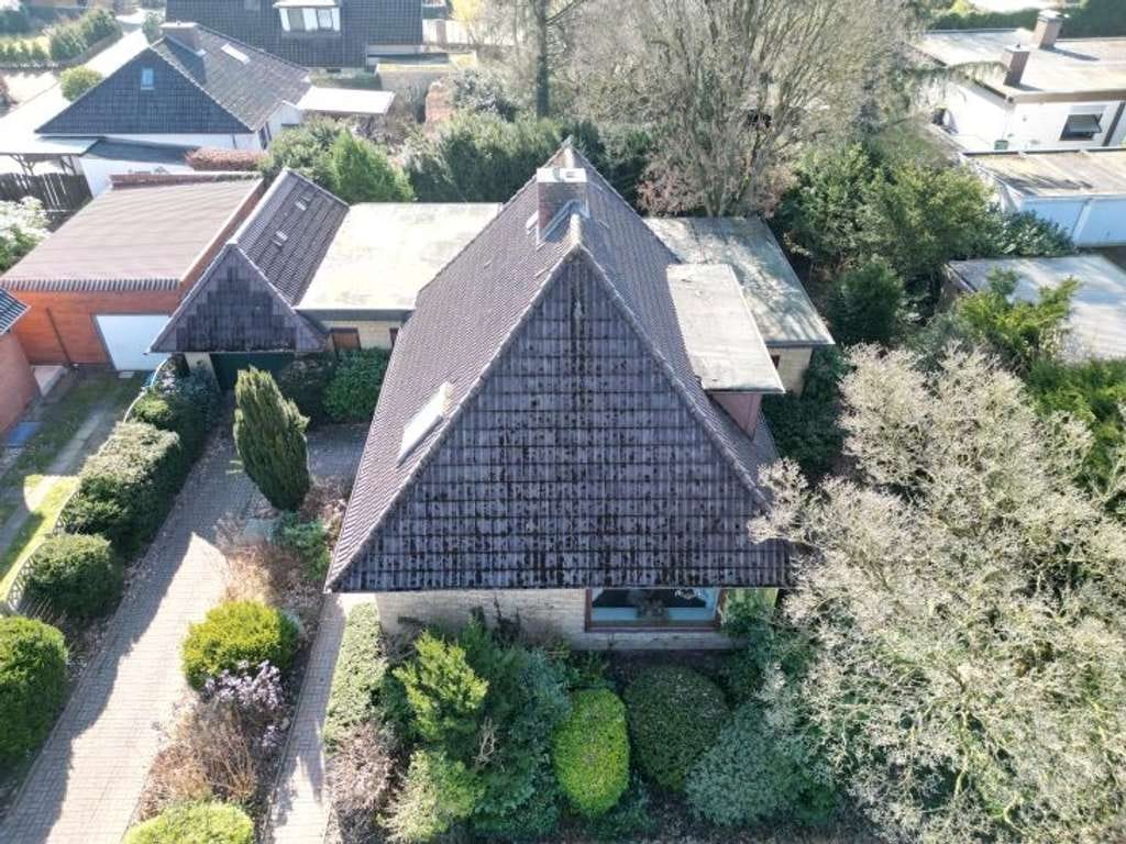 Immobilie in Heide - Großzügiges Einfamilienhaus mit massiver Garage in ruhiger Seitenstraßenlage im "alten Heide-Ost" - Bild 1