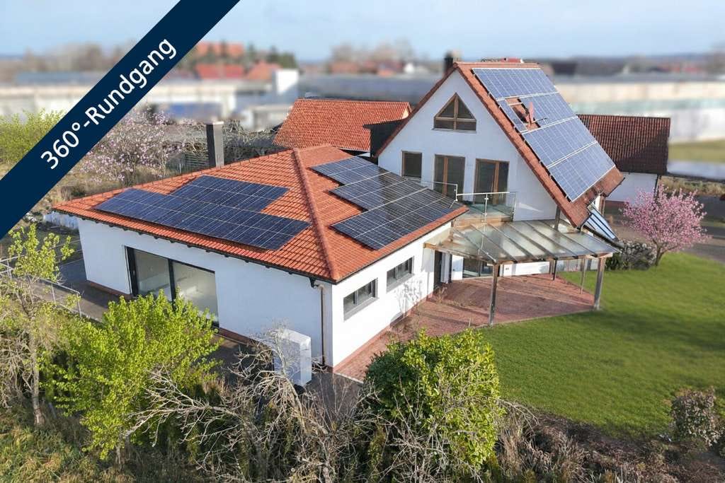 Immobilie in Adelsdorf - Einfamilienhaus mit Pool und zusätzlicher Halle auf großzügigem Grundstück - Bild 0