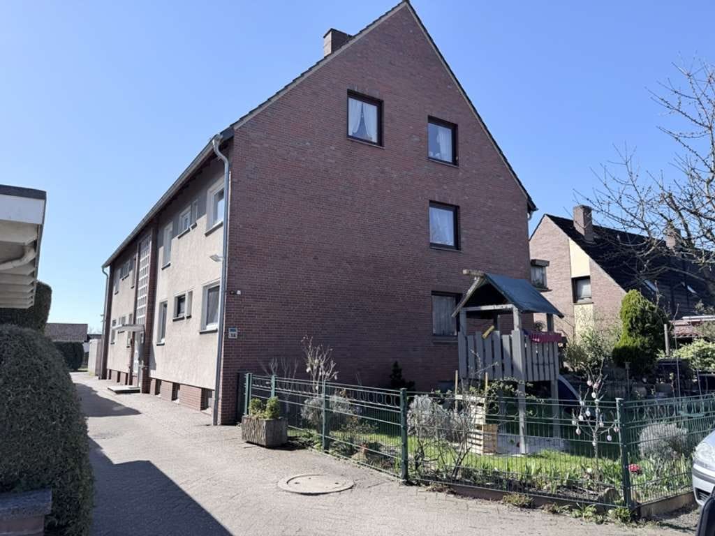 Immobilie in Stuhr - Solides Mehrfamilienhaus mit 6 Wohnungen in fantastischer Wohnlage von Stuhr zum "Schnäppchenpreis" - Bild 0