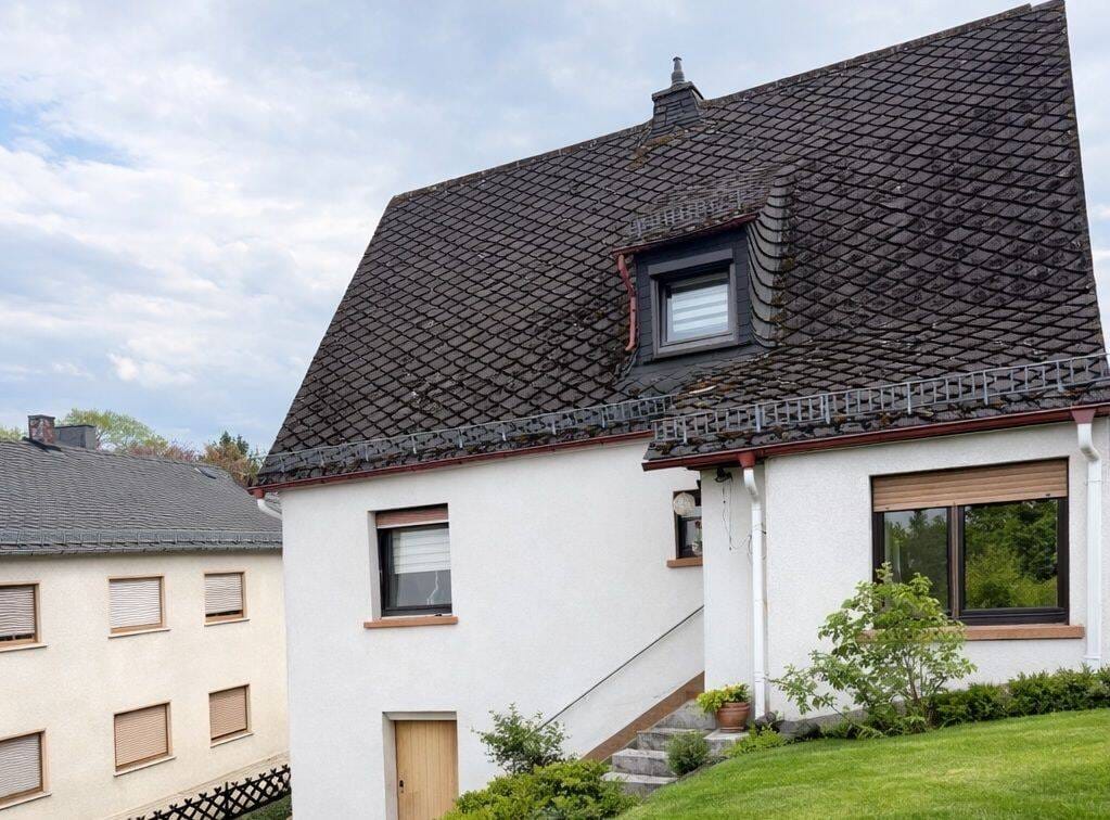 Immobilie in Aßlar - Zweifamilienhaus mit Baugrundstück inkl. Genehmigung für MFH in begehrter Aussichtslage von Aßlar - Bild 0