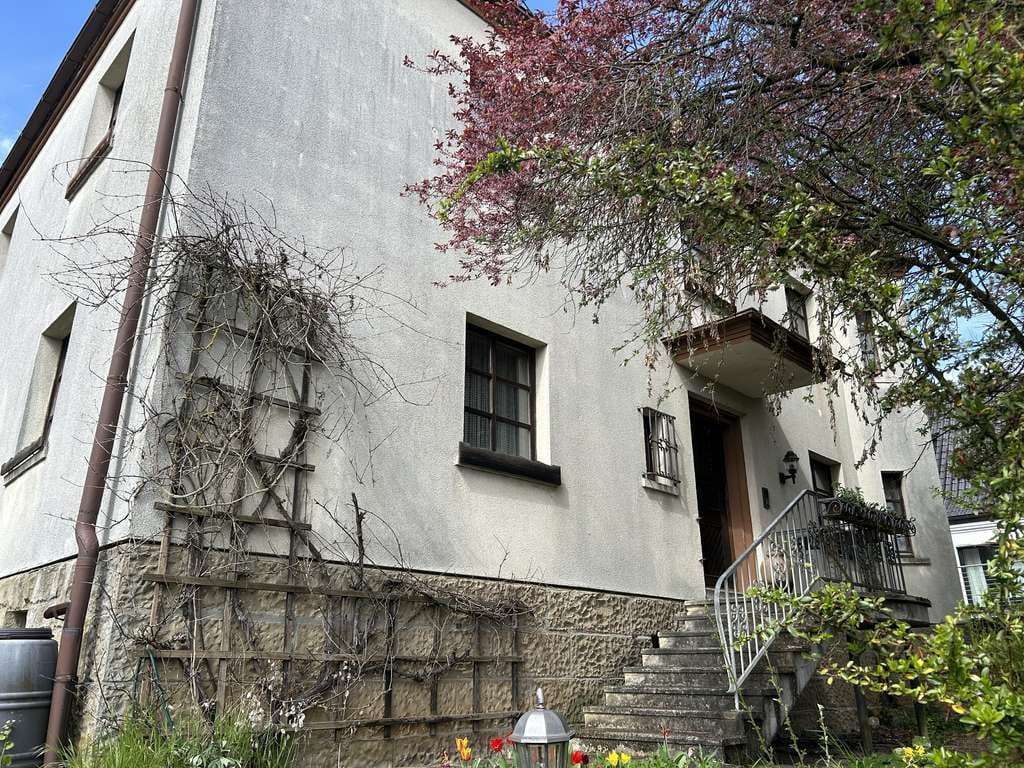 Immobilie in Haßfurt - Vielseitiges Ein-/Zweifamilienhaus mit großem Grundstück und Potential - Bild 0