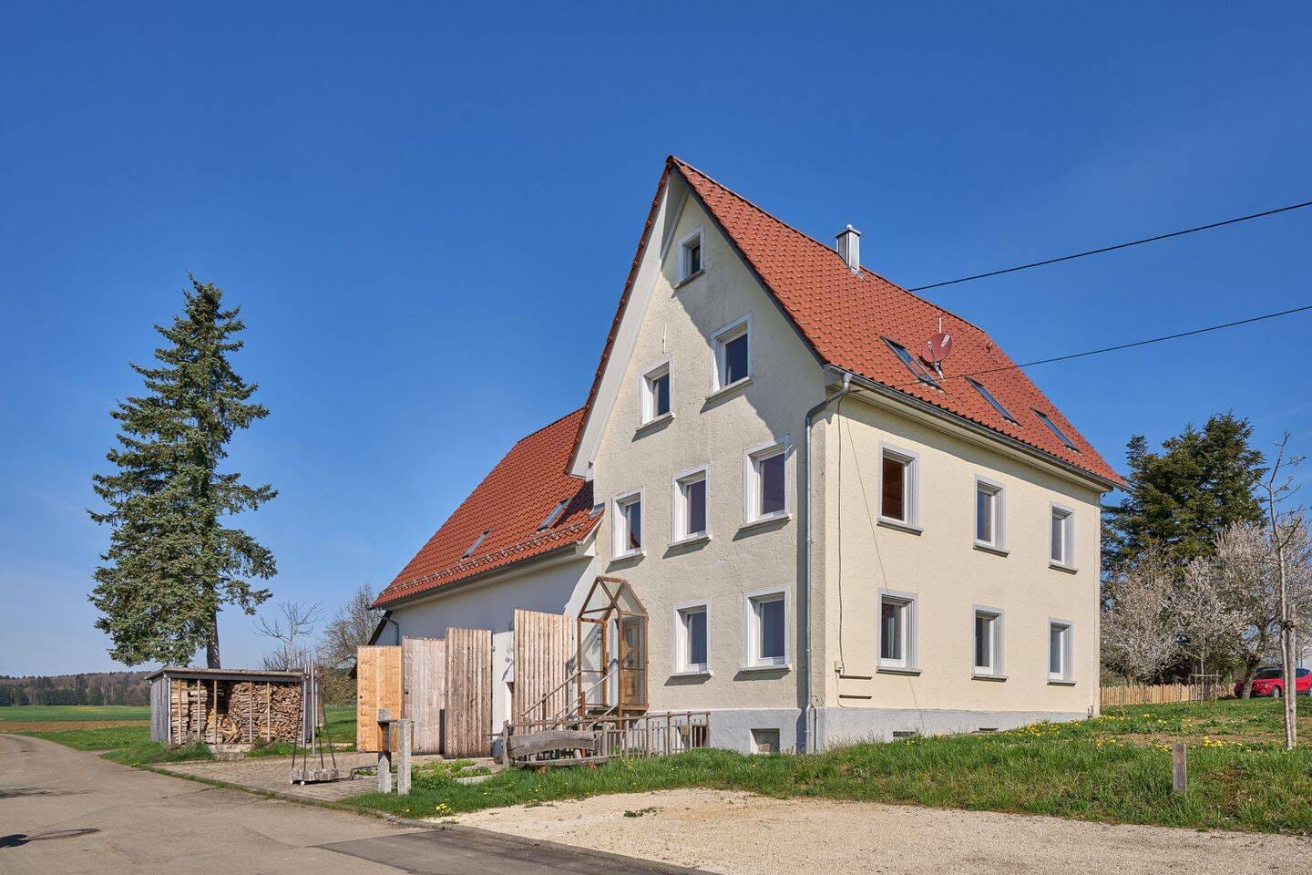 Immobilie in Leibertingen - Liebevoll saniertes Bauernhaus in Ortsrandlage mit modernem, gewerblichen Scheunenumbau - Bild 1