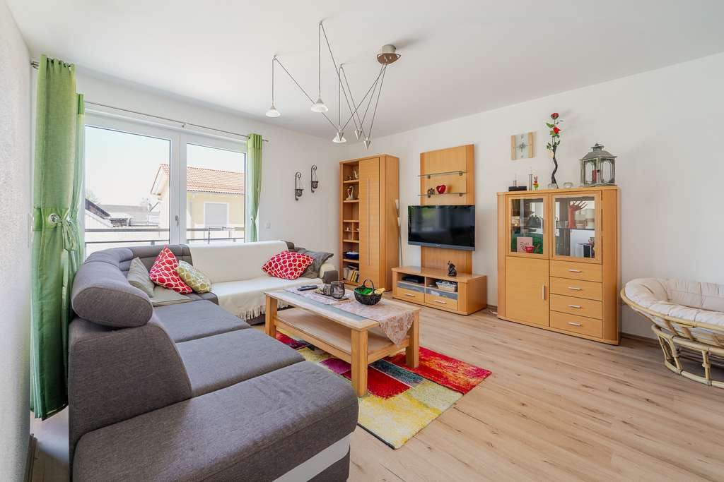 Immobilie in Aiglsbach - Kernsanierte 4-Zimmer-Maisonettewohnung mit überdachter Loggia & 2 Stellplätzen - Bild 1