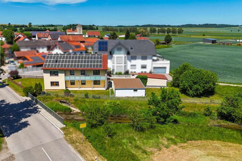 Immobilie in Langquaid - Familienidylle im Grünen: Großzügiges Zweifamilienhaus mit weitläufigem Garten und Potenzial - Bild 0