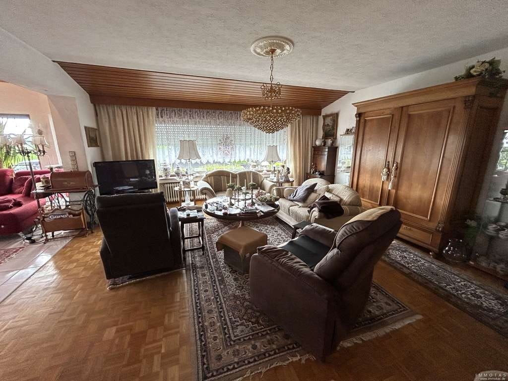 Immobilie in Wittlich - Repräsentatives Ein- bis Zweifamilienhaus mit Garten und Doppelgarage - Bild 1
