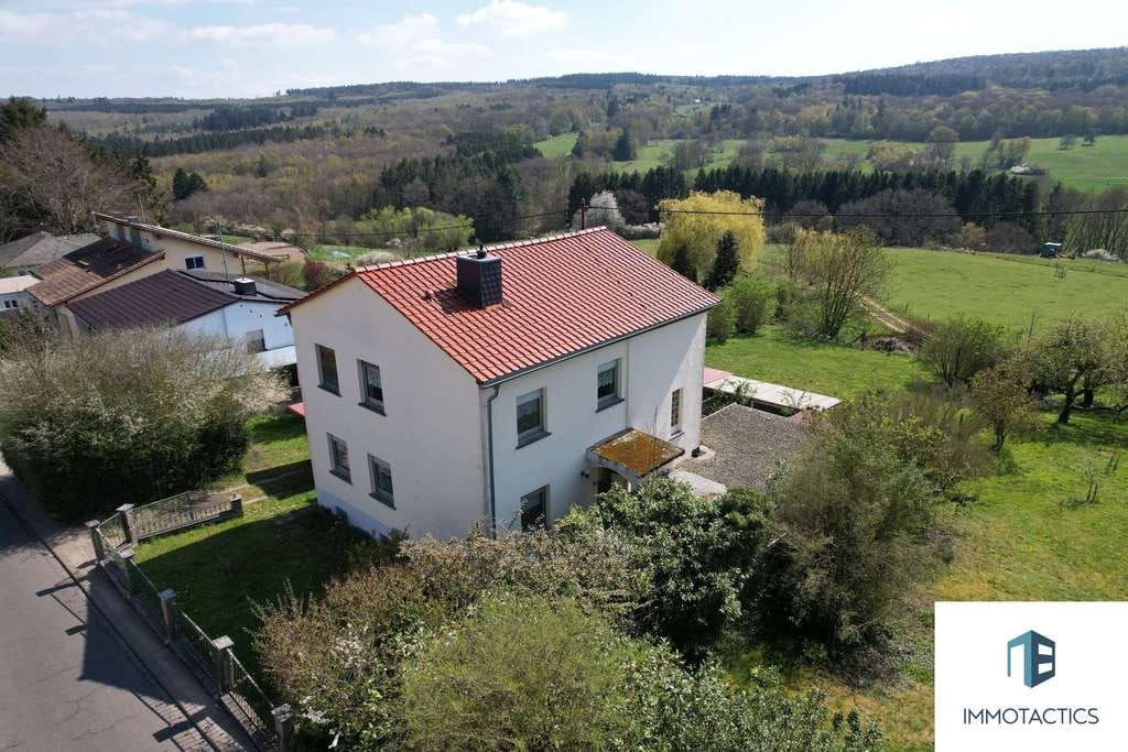 Immobilie in Dörrebach - Freistehendes Einfamilienhaus mit tollem Ausblick, großem Garten, Carport und Garage - Bild 0