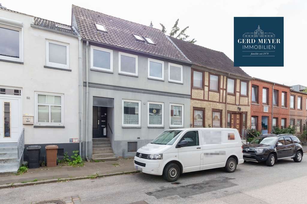 Immobilie in Plön - Plön: zentrumsnahes und solides Mehrfamilienhaus mit 3 Wohneinheiten - Bild 0