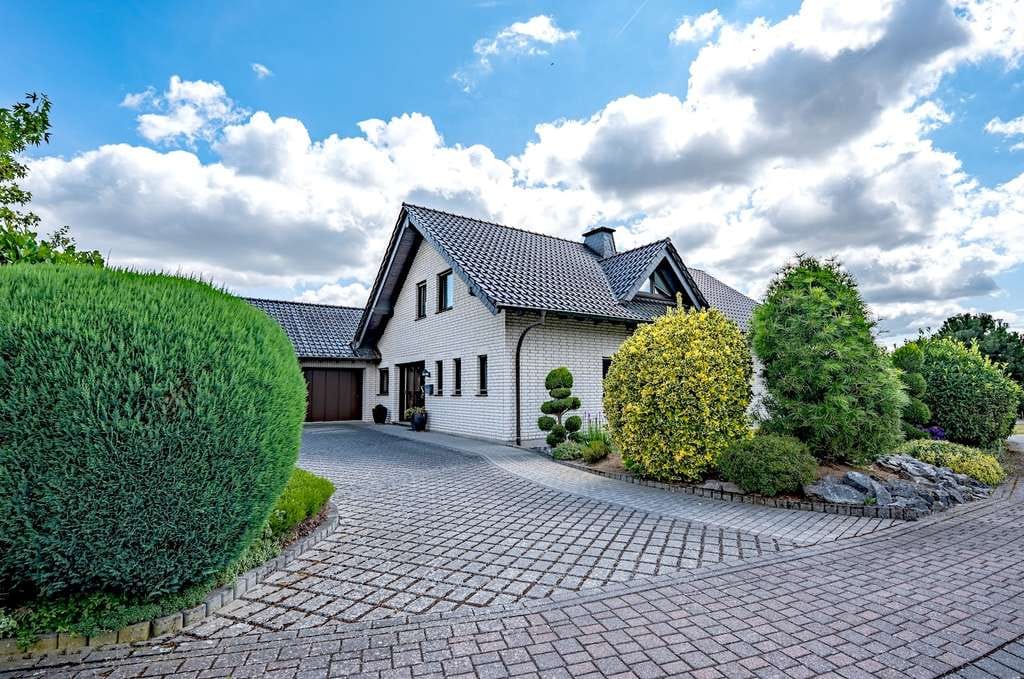 Immobilie in Berod bei Wallmerod - Großzügiges Ein-/Zweifamilienhaus in wunderschönem Wohngebiet – flexibel nutzbar und sofort bezugsbe - Bild 1
