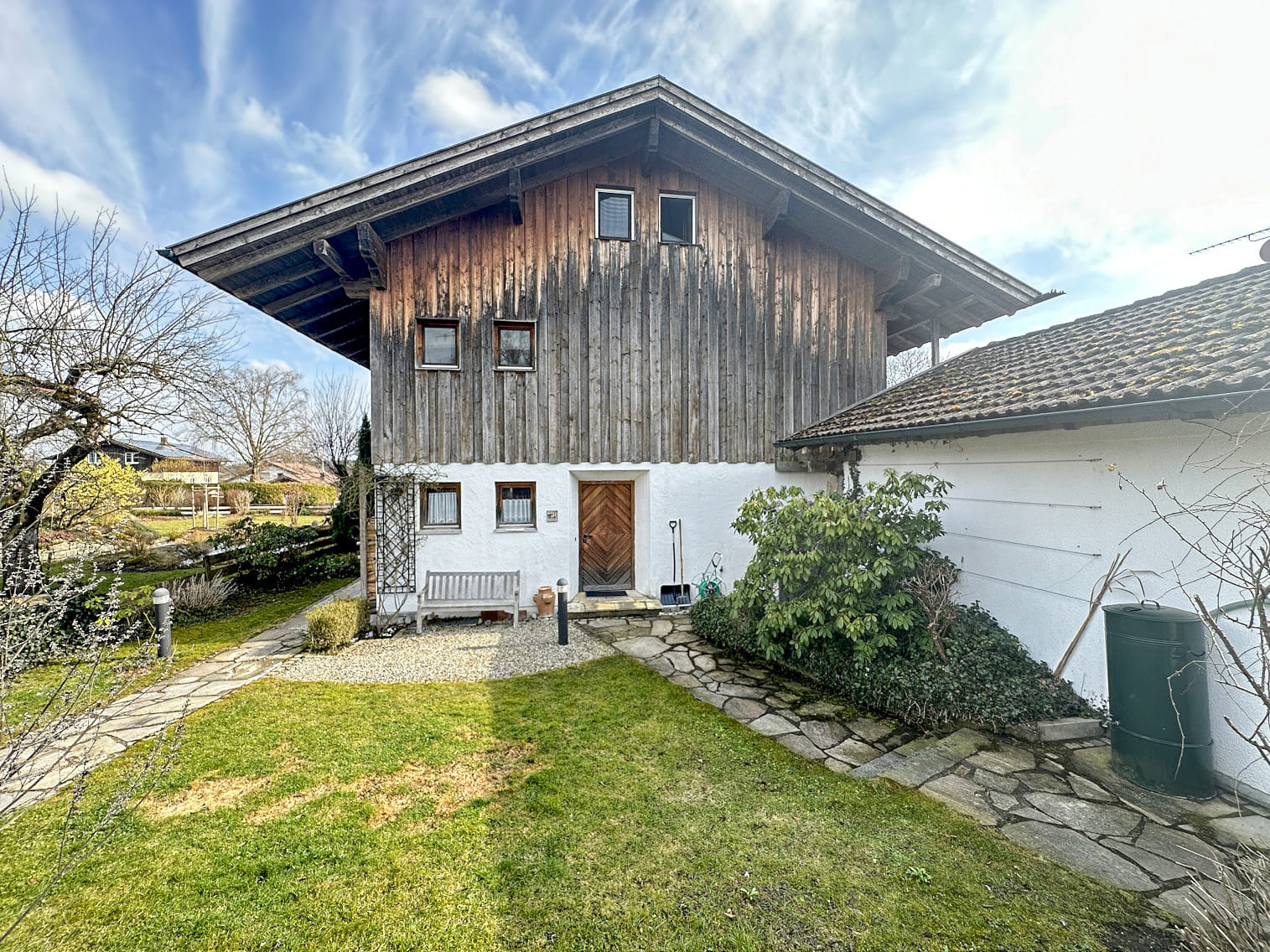 Immobilie in Bad Endorf - Charmante und vielseitig nutzbare Doppelhaushälfte mit Garten und Garage - Bild 0