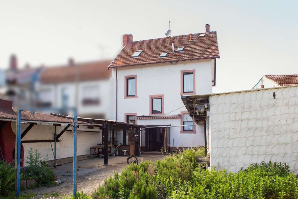 Immobilie in Altrip - Zentral in Altrip: Großzügiges Wohnhaus mit viel Platz und Entwicklungspotenzial - Bild 0
