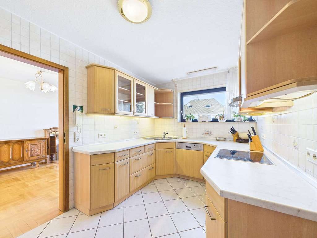 Immobilie in Mehlingen - Attraktives Zweifamilienhaus mit Garten und Garagen - Bild 2