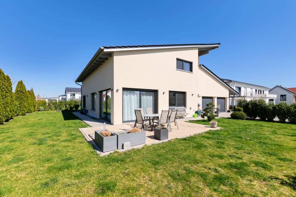 Immobilie in Blindheim - EXKLUSIVES EINFAMILIENHAUS MIT DOPPELGARAGE, CARPORT UND GROSSZÜGIGEM GRUNDSTÜCK - Bild 1