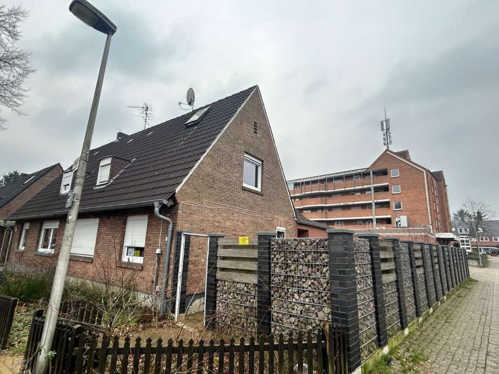Immobilie in Nordhorn - Geräumige DHH in ordentlicher Lage ! Das Haus braucht wieder neue Liebe ... - Bild 0
