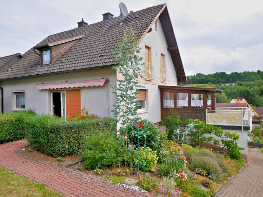 Immobilie in Burkardroth - freistehendes Einfamilienhaus mit Doppelgarage und Einzelgarage - Bild 2