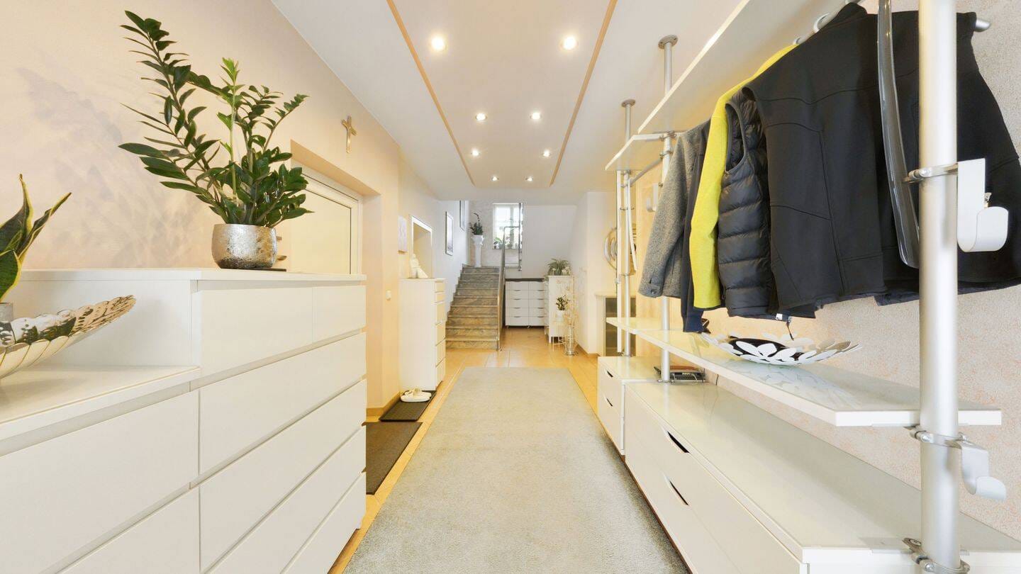 Immobilie in Schöllnach - Luxuriöses Einfamilienhaus in bester Lage mit zusätzlicher Einliegerwohnung - Bild 1