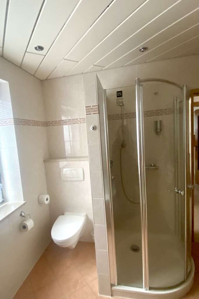 Immobilie in Untermeitingen - Großzügiges Einfamilienhaus mit Wintergarten, großem Garten & viel Potenzial – provisionsfrei - Bild 2