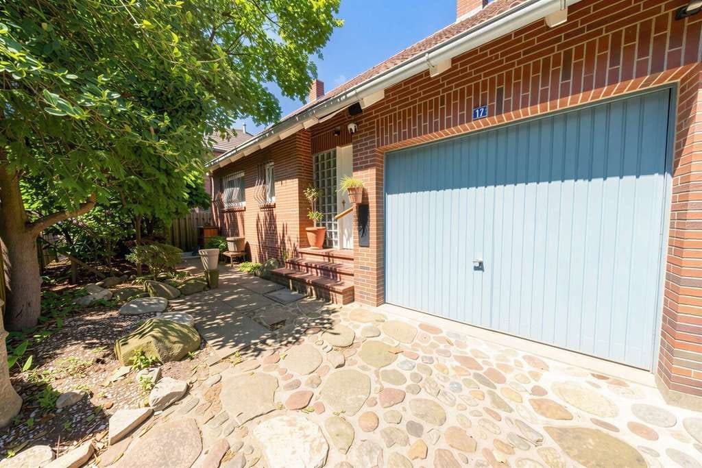 Immobilie in Oldenburg - Charmantes Einfamilienhaus mit Wintergarten, Garage und Garten in begehrter Lage von Oldenburg - Bild 0