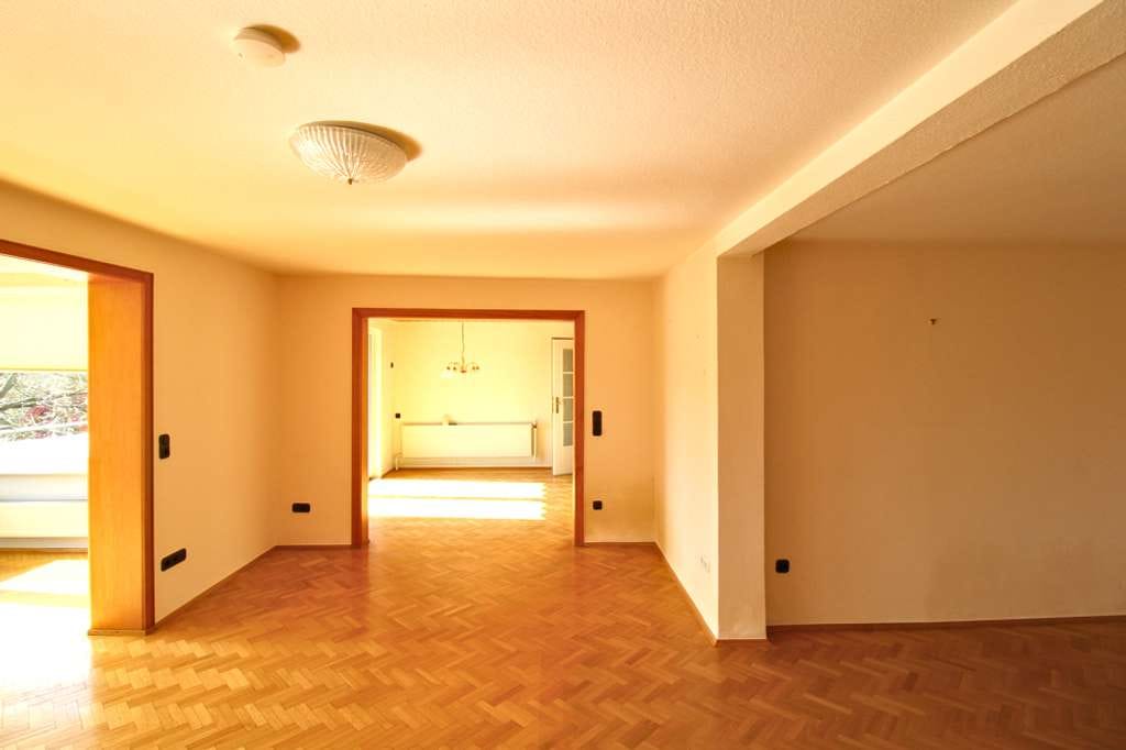 Immobilie in Bäk - Ihr neuer Ausblick? Historisches Einfamilienhaus mit Doppelgarage, angrenzendem Bachlauf und Weitsic - Bild 3