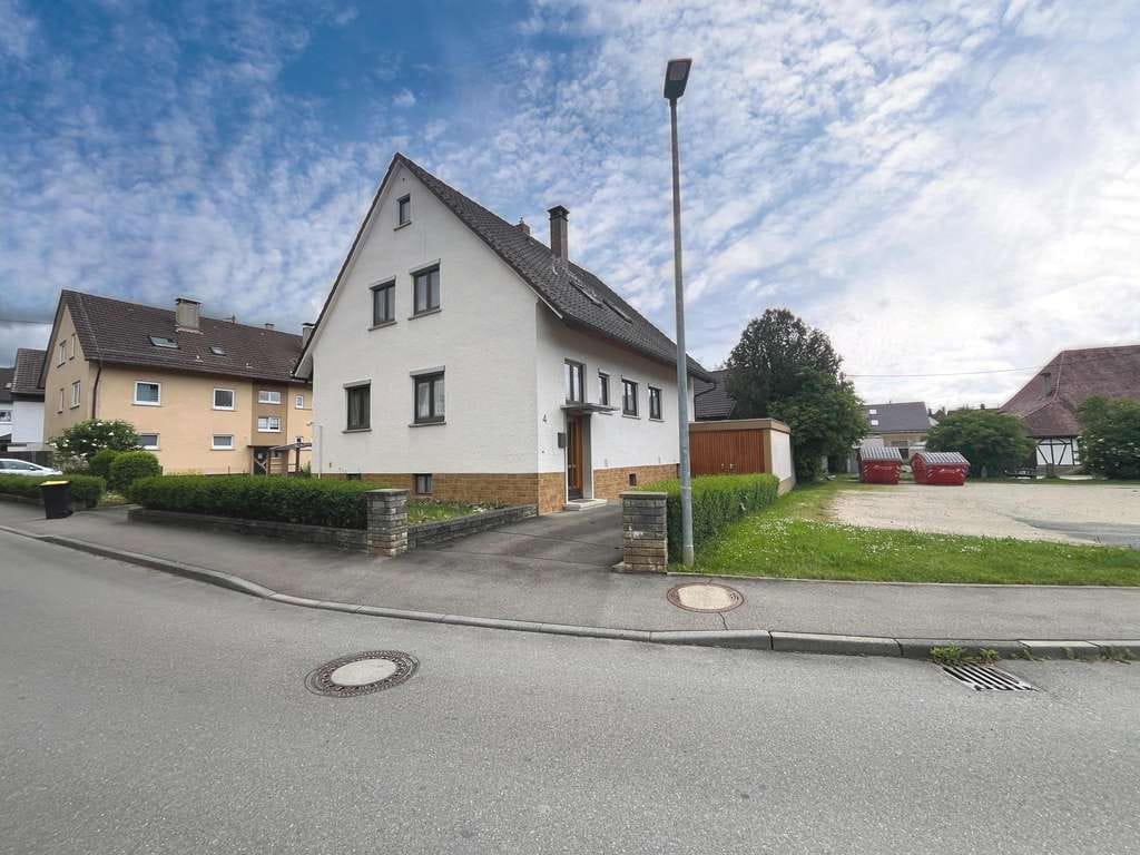 Immobilie in Frickenhausen - RUHIG + ZENTRAL! Freistehendes 1- bis 2-Fam.-Haus. Renovierungsbedürftig. 2 Garagen! - Bild 2