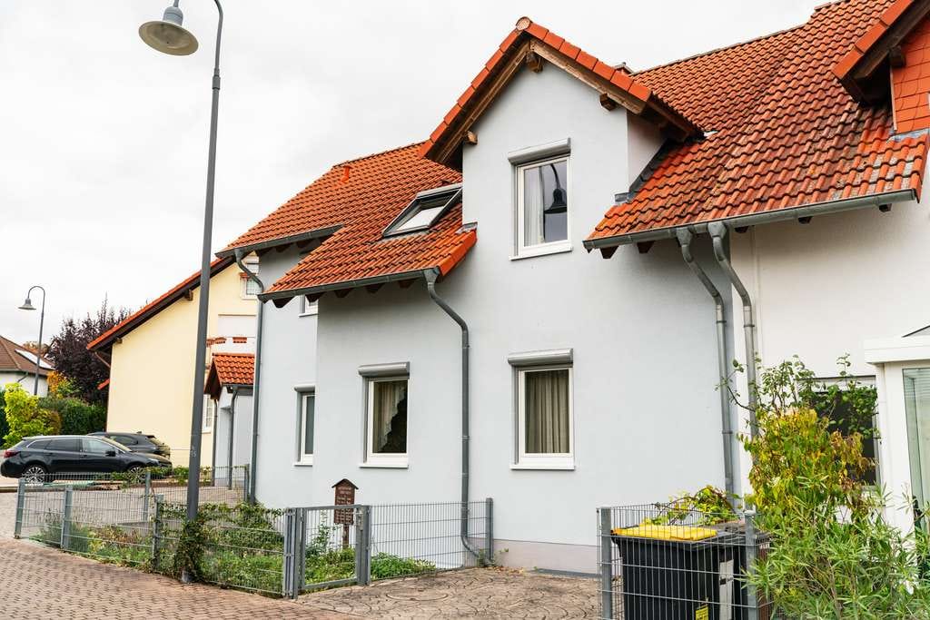 Immobilie in Sörgenloch - Gepflegte DHH: flexible Nutzung mit 2 Wohnungen + Einliegerapartment | Terrasse/Balkon - Bild 1