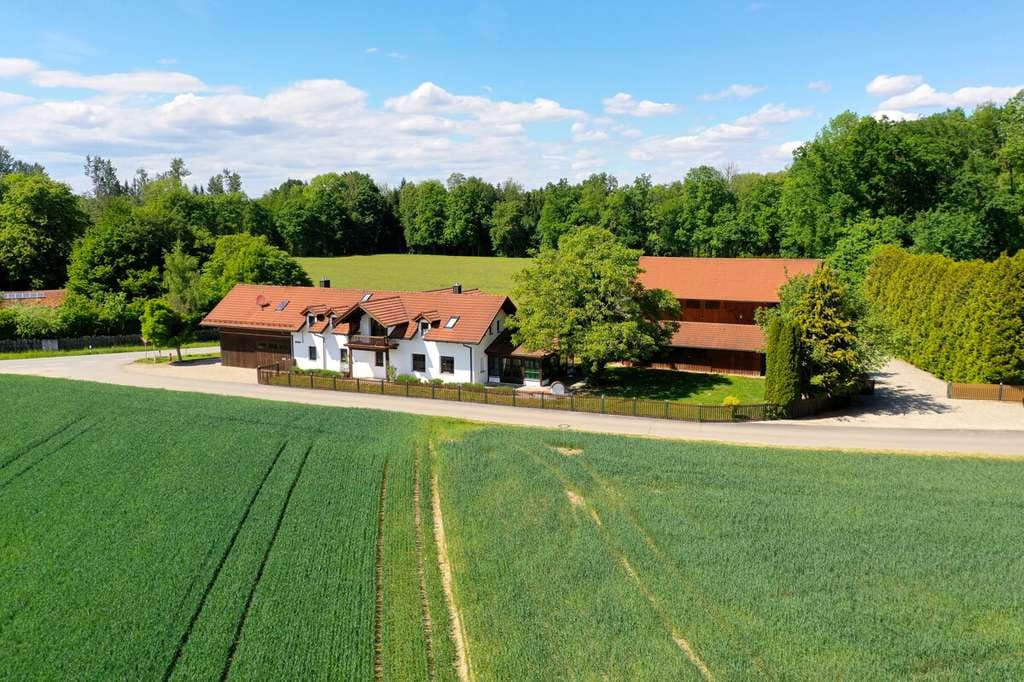 Immobilie in Mariaposching - Exklusiver Landsitz m. Einliegerwhg., Nebengebäuden + 4.700 m² Grundstück in herrlicher Ortsrandlage - Bild 2