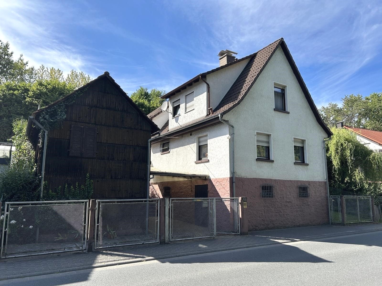 Immobilie in Erbach - Für Gartenfreunde - vielfältiges Einfamilienhaus mit schönem Garten und kleinem Nebengebäude - Bild 1