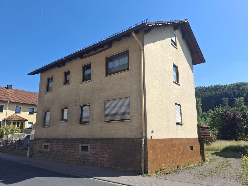 Immobilie in Dammbach - Renovierungsbedürftiges 2-Familienhaus mit Nebengebäude und großer Wiesenfläche in Dammbach! - Bild 0
