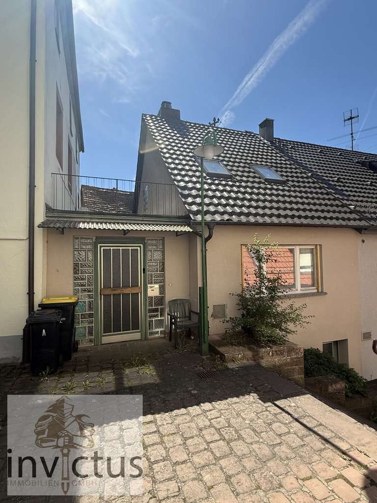 Immobilie in Külsheim - Ca. 7,3 % Bruttomietrendite p.a. – vermietetes Stadthaus mit Entwicklungspotenzial - Bild 0