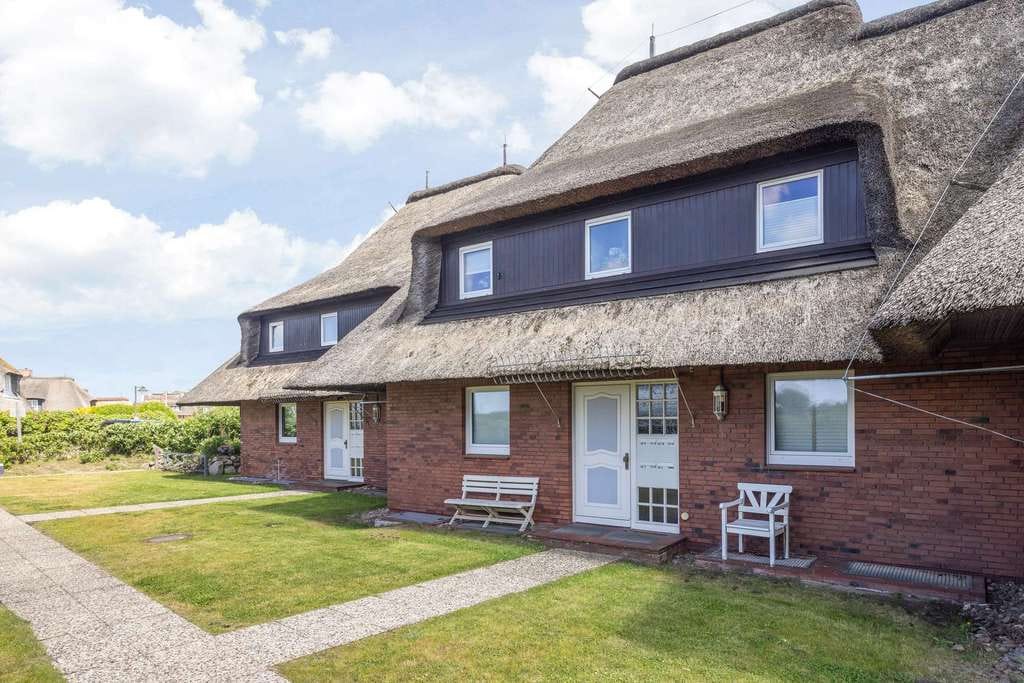 Immobilie in List auf Sylt - Kleines Inselrefugium unter Reet – charmante Dachgeschosswohnung in begehrter Wattenmeernähe - Bild 1