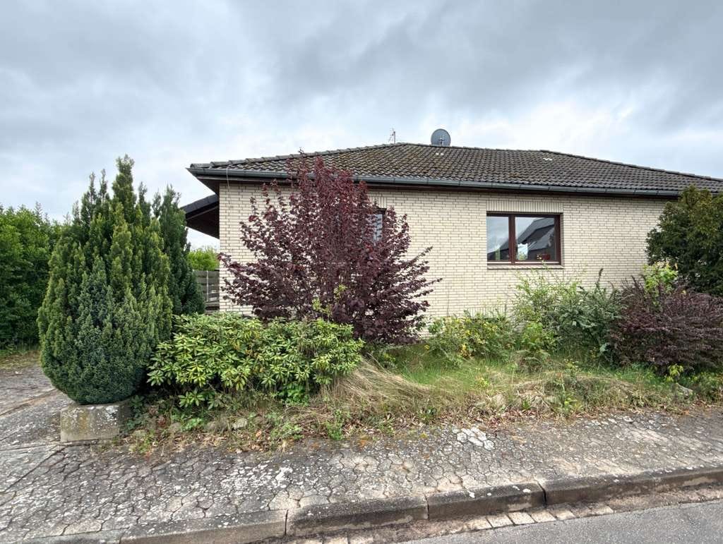 Immobilie in Hillerse - Massiver Bungalow in traumhafter Feldrandlage mit Vollkeller im Dornröschenschlaf - Bild 1