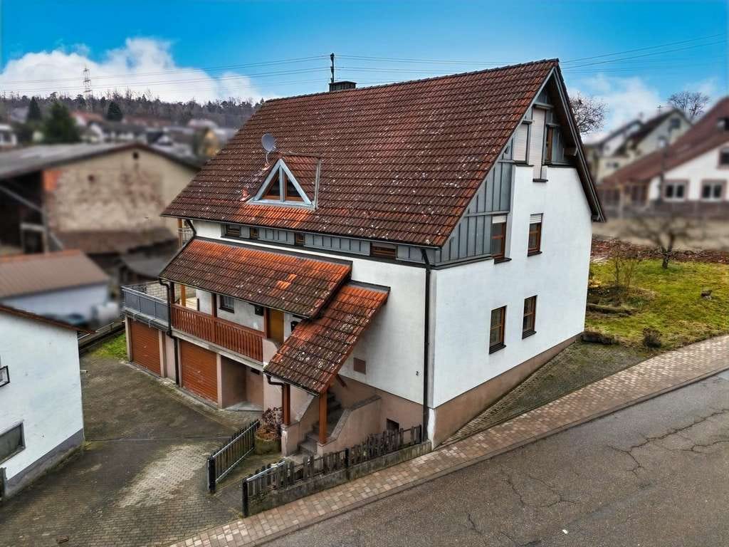 Immobilie in Schönbrunn - Großzügiges Zweifamilienhaus mit großer Scheune in Schwanheim  - Bild 1