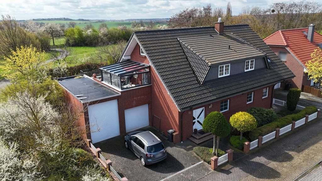 Immobilie in Wolfsburg - Vielseitiges Wohnjuwel: Haus mit zwei Einliegerwohnungen, Vollkeller & geräumiger Doppelgarage & Ca - Bild 0