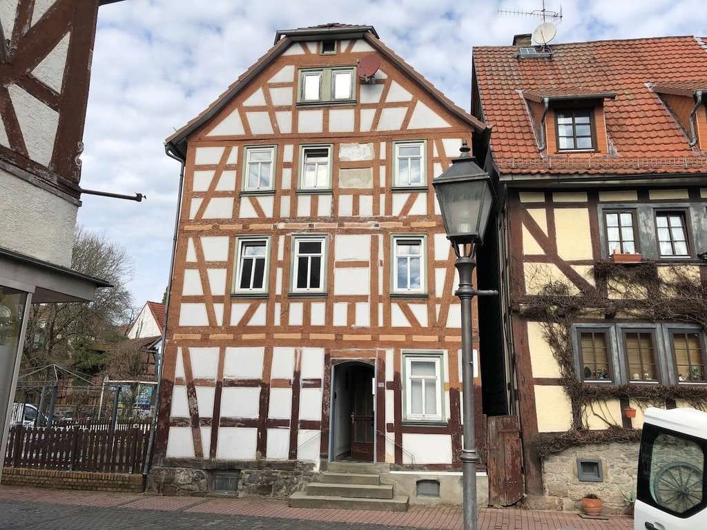 Immobilie in Schotten - Dreiseitig freistehend mit Vorgarten - MFH in Schotten - Bild 3