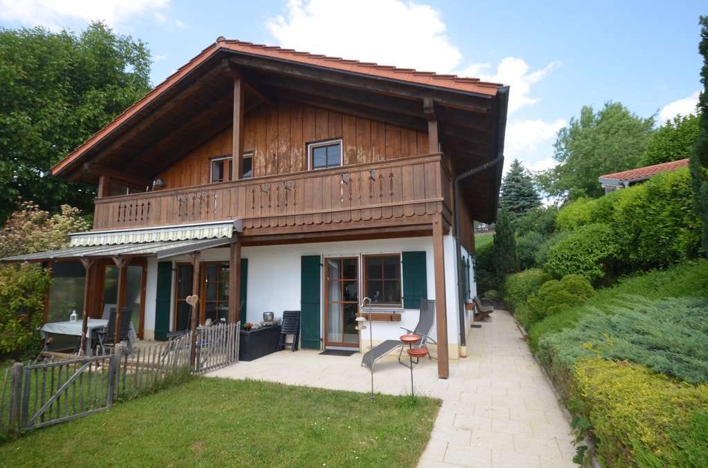 Immobilie in Nußdorf - Charmantes Einfamilienhaus mit großzügigem Garten, Garage und großem Carport in Nußdorf am Chiemsee - Bild 1