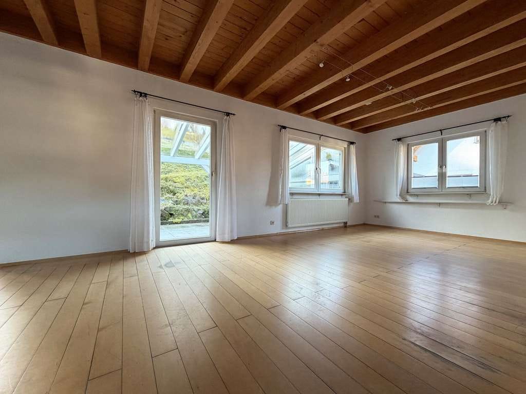 Immobilie in Schonach im Schwarzwald - Zuhause fürs Herz. 6 helle Zimmer auf 186 m². Tolle Einliegerwohnung. Herrlicher Garten.
2 Garagen. - Bild 0