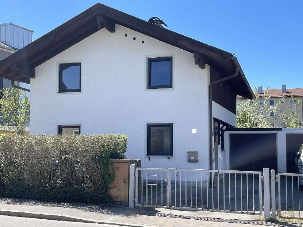 Immobilie in Chiemsee - Ihr Wohntraum (EFH) im Herzen von Prien - viel Platz, solide Substanz, unendliche Möglichkeiten! - Bild 1