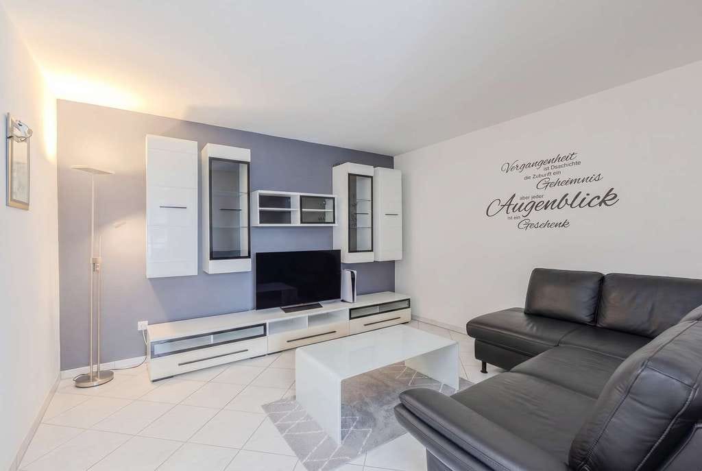 Immobilie in Mundelsheim - Moderne 3-Zimmer-Wohnung mit Balkon, Weinbergblick und Stellplatz - Bild 1