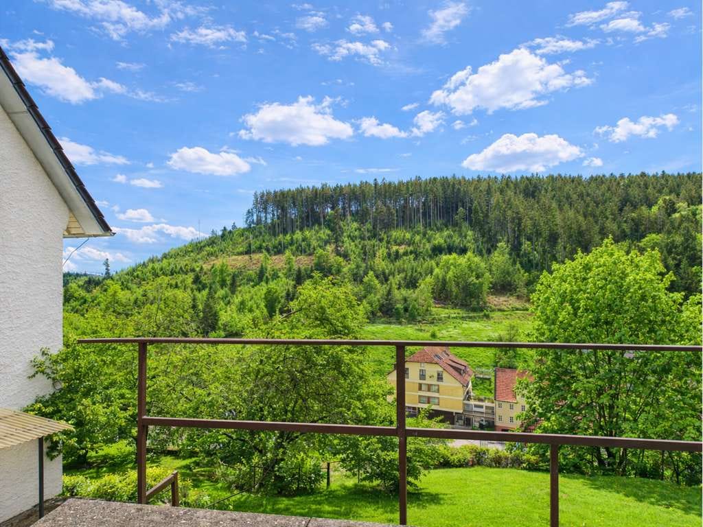Immobilie in Altensteig - Geräumiges Zweifamilienhaus mit Garagen, Stellplätze und großem Garten in Altensteig-Berneck!  - Bild 1