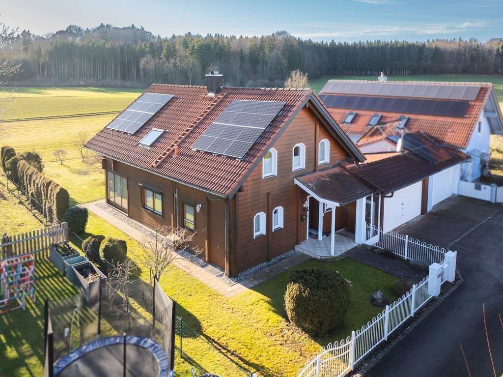 Immobilie in Windach - Baubiologisches Blockbohlen-Massivhaus mit neuer PV-Anlage in wunderbarer Ortsrandlage. - Bild 0