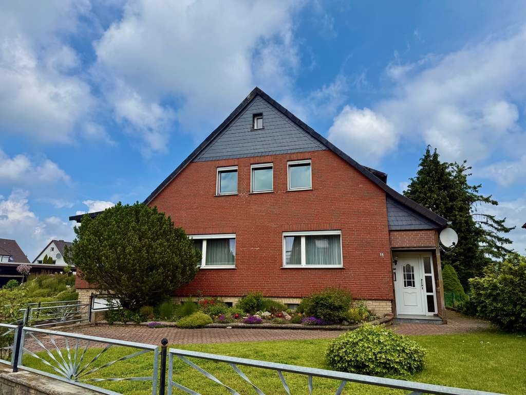 Immobilie in Nordstemmen - Charmantes Einfamilienhaus mit Wintergarten und Garage auf großem Grundstück - Bild 1