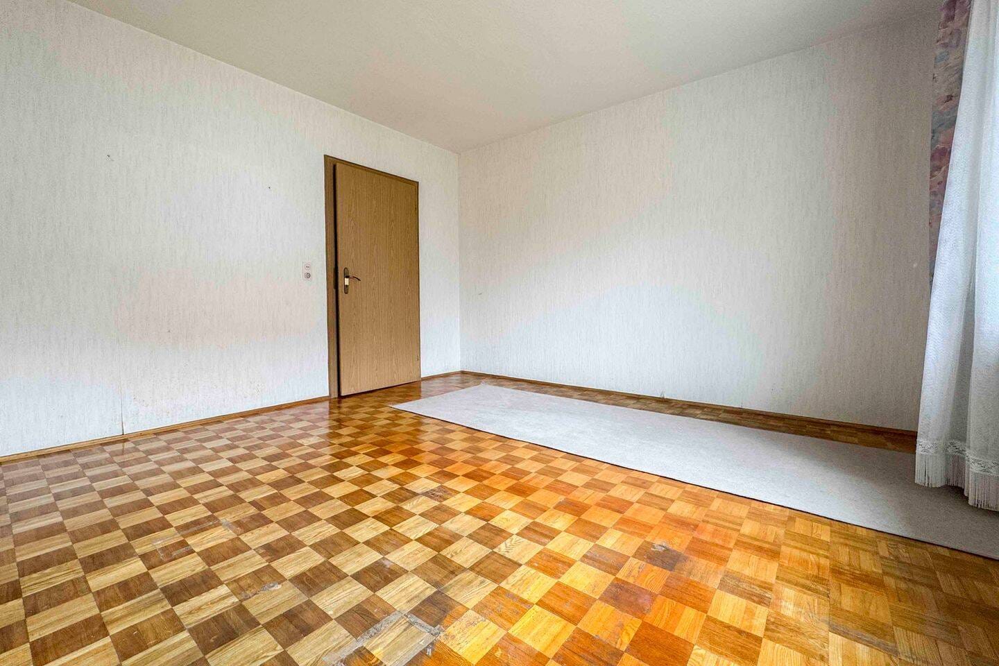 Immobilie in Sünching - Charmantes Einfamilienhaus mit großem Garten und Gestaltungspotenzial in Sünching - Bild 3