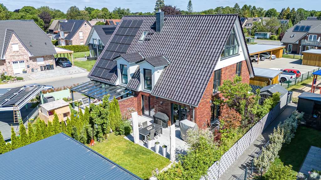 Immobilie in Kuddewörde - Moderne KfW-55-Doppelhaushälfte mit Carport für zwei PKW
in familienfreundlicher Wohnlage - Bild 1