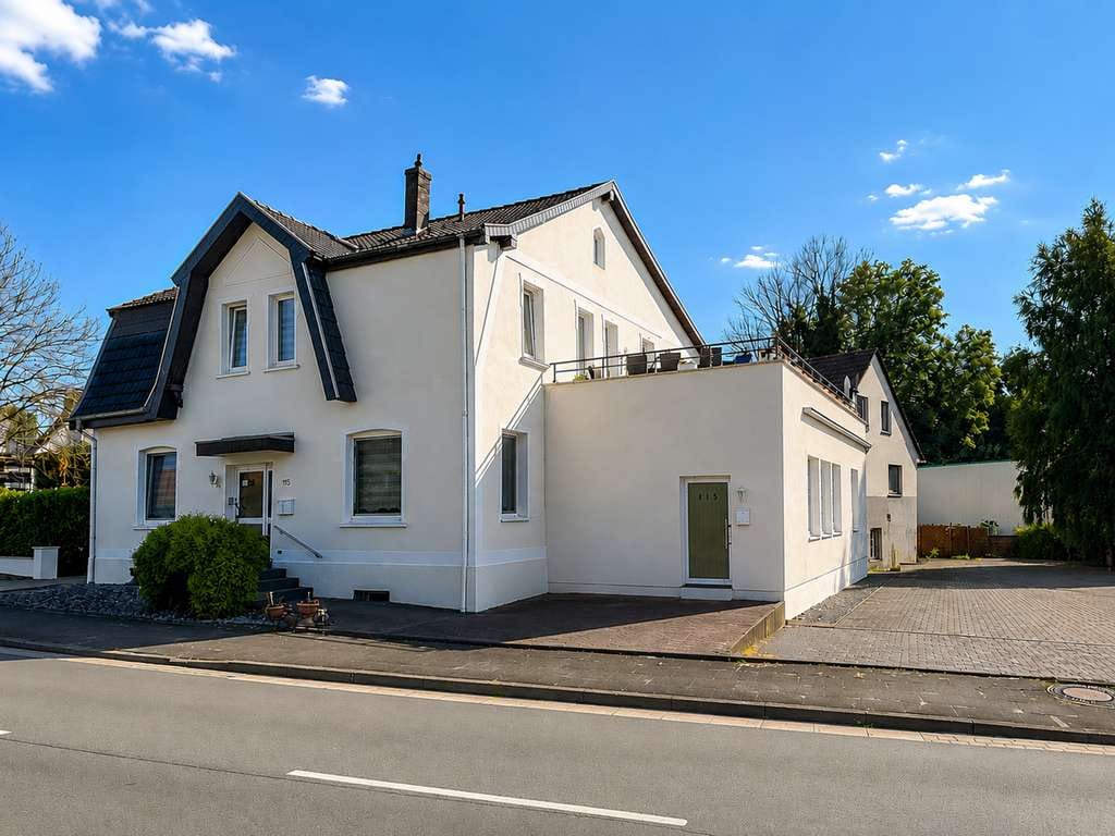 Immobilie in Löhne - Wohnen, Vermieten & Entwickeln – Zweifamilienhaus mit Apartment und zusätzlichem Bestandsgebäude - Bild 1