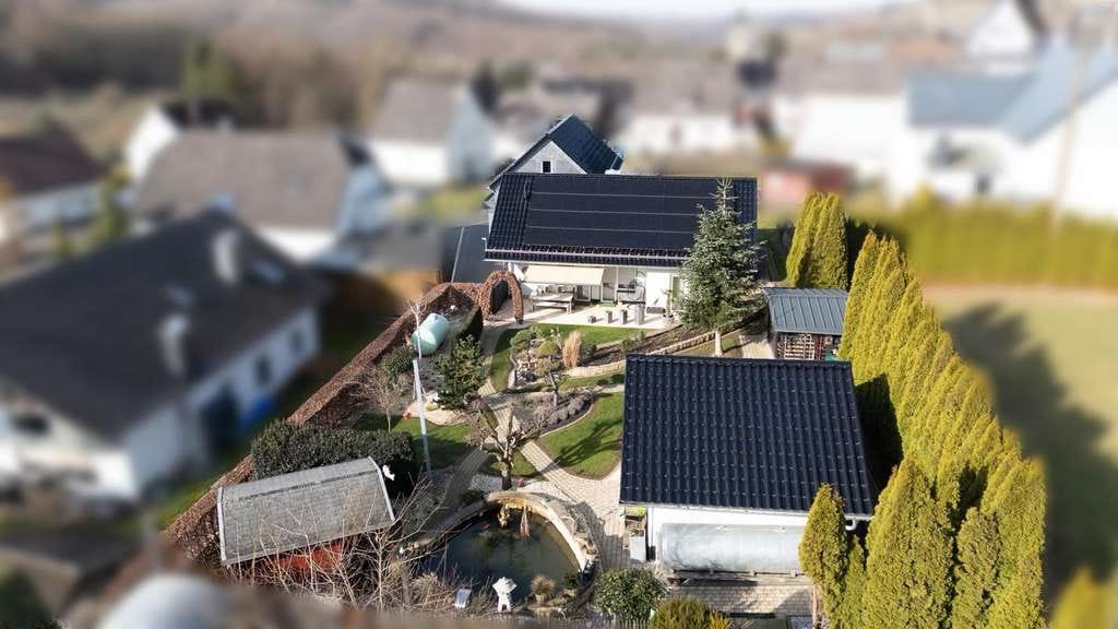 Immobilie in Kausen - Fantastisches Gartenparadies mit Koi-Teich – hochwertig renoviertes Einfamilienhaus mit PV! - Bild 1
