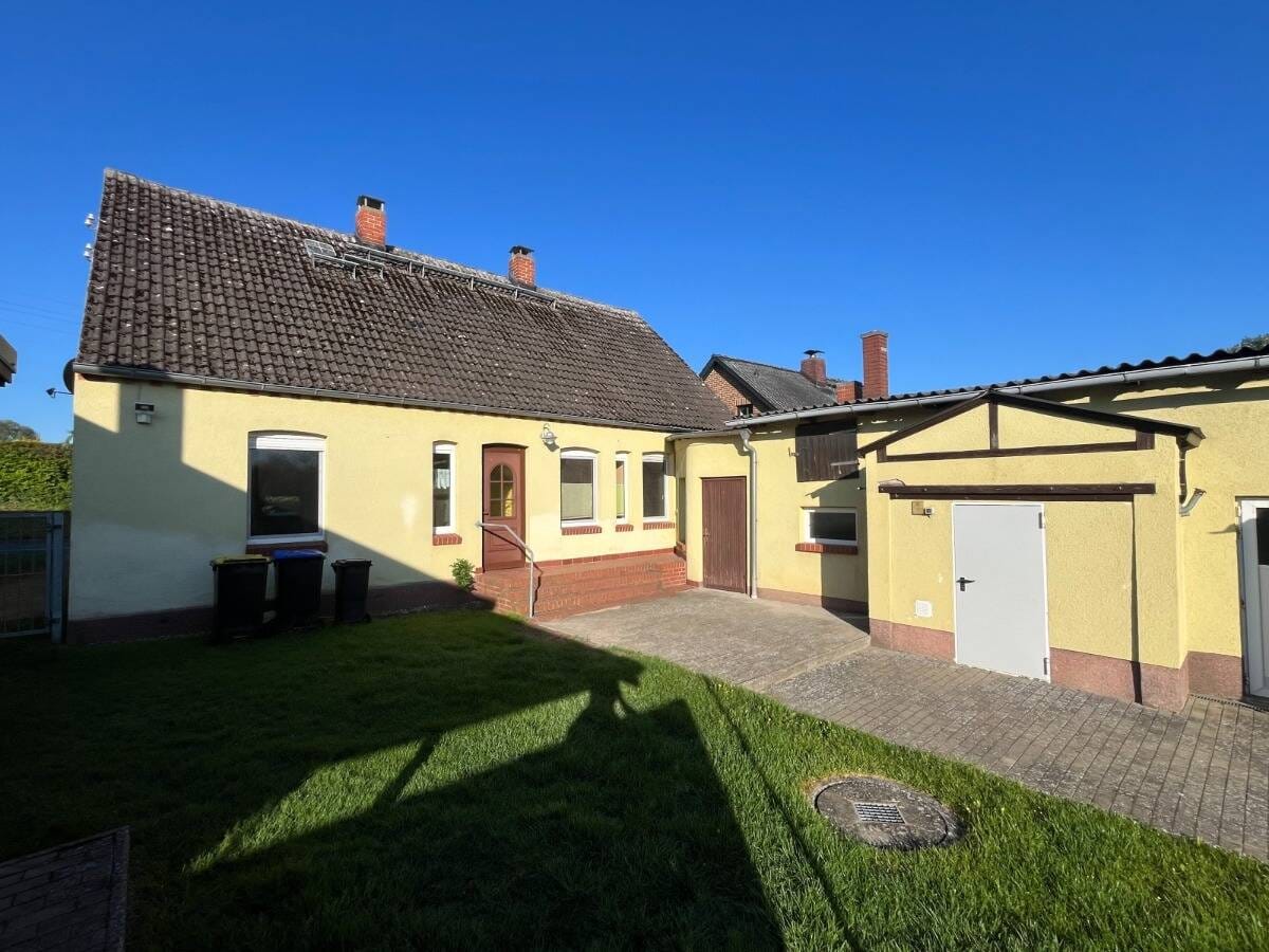 Immobilie in Grammentin - Sofort nutzbar: Solides Einfamilienhaus - Einbauküche - Kachelöfen - Nebengebäude - Carport.... - Bild 1
