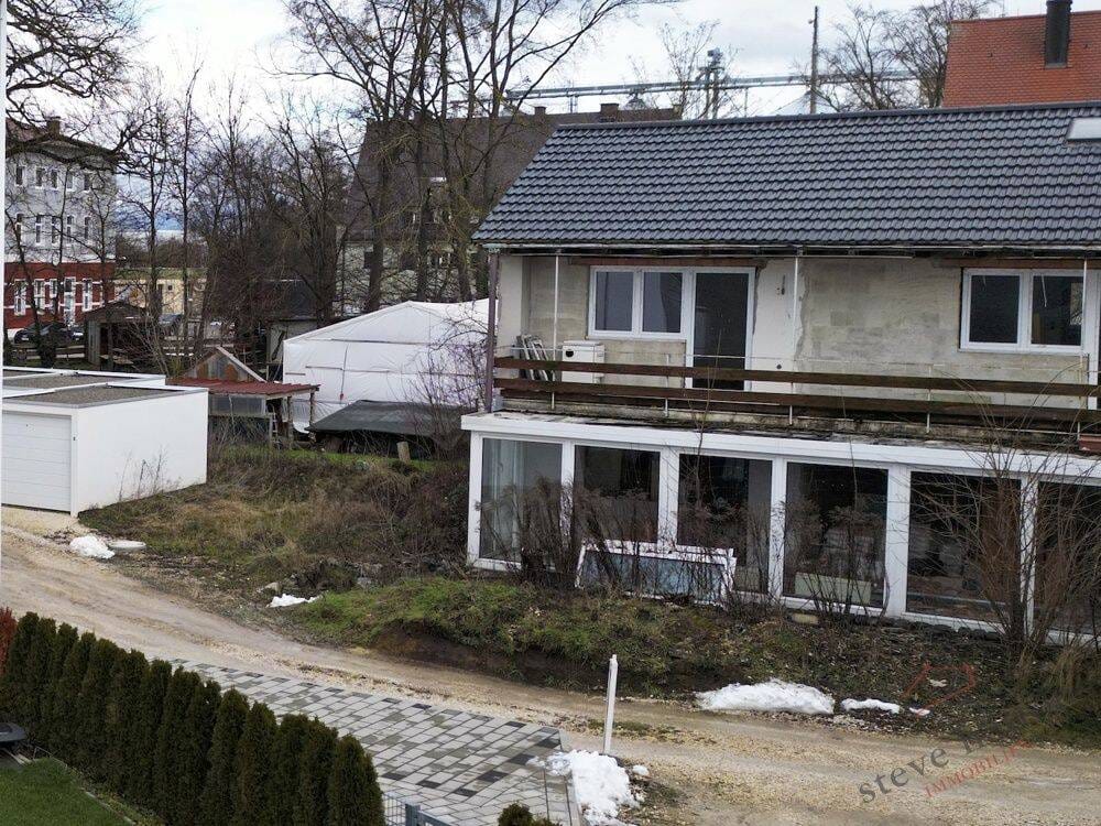 Immobilie in Lauingen (Donau) - Sanierungsbedürftiges Wohnhaus mit zwei Einheiten und Garagengrundstücken. - Bild 0