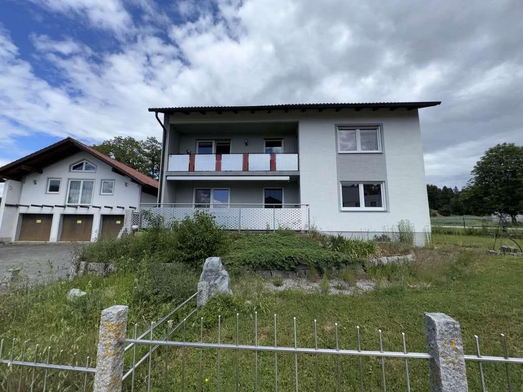 Immobilie in Essenbach - Zweifamilienhaus mit Nebengebäude und drei Garagen in Oberröhrenbach, Gemeinde Essenbach - Bild 0
